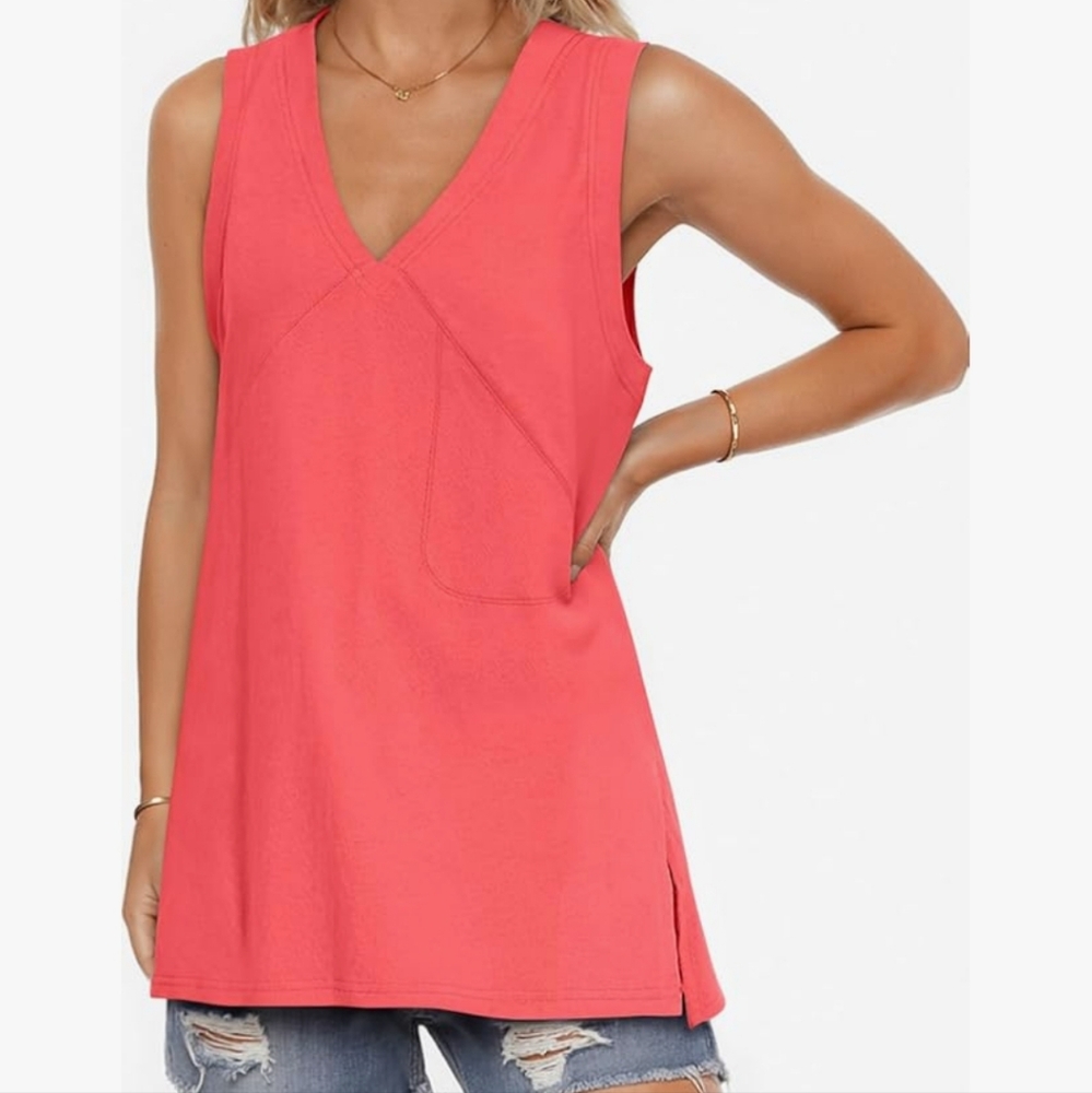 Women's oversized sporty tank top.